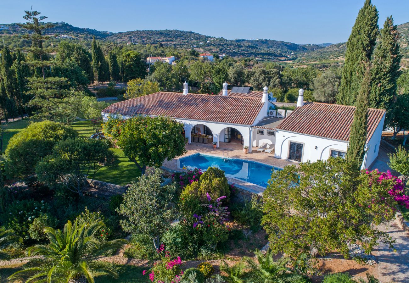Villa em Santa Bárbara de Nexe - Villa dos Ciprestes by Portucasa
