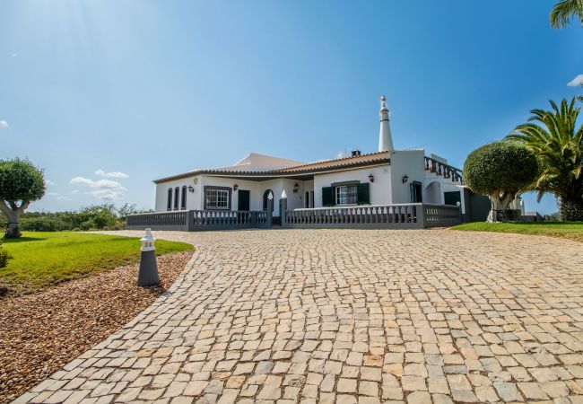 Villa em Santa Bárbara de Nexe - Monte Alegrete by Portucasa